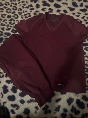 Figs Burgundy x Mickey Mouse limited edition 

V-Neck Scrub Top and Jogger Set
